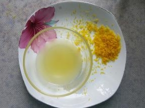 1．取一只稍大的柠檬，柠檬皮用盐搓干净擦屑备用，取其汁过筛。