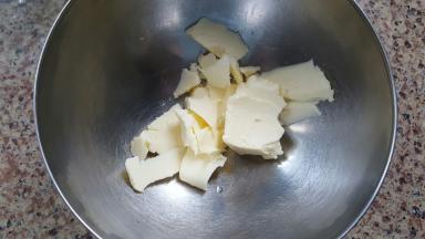 2．黄油切成片，室温软化。