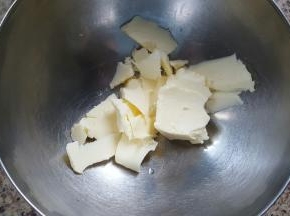 2．黄油切成片，室温软化。