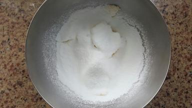 3．将糖粉过筛加入黄油中。