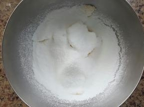 3．将糖粉过筛加入黄油中。