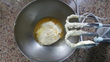 5．中途可以把盆边的黄油向中间整理一下，再继续。