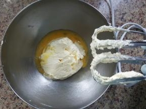 5．中途可以把盆边的黄油向中间整理一下，再继续。