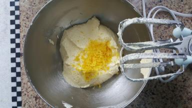 6．加入柠檬屑进行混合均匀。