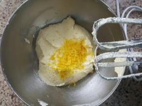 6．加入柠檬屑进行混合均匀。