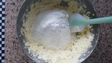 7．加入过筛好的粉类。