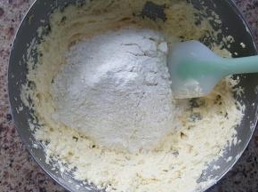 7．加入过筛好的粉类。