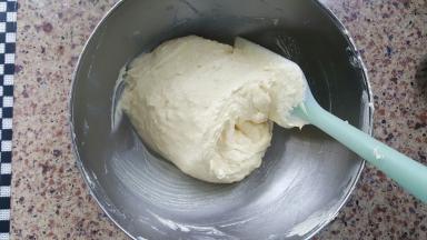 8．用刮刀进行翻拌。