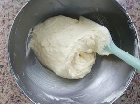 8．用刮刀进行翻拌。