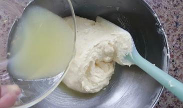 9．翻拌均匀后，加入柠檬汁。