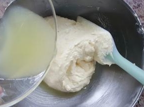 9．翻拌均匀后，加入柠檬汁。