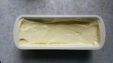 11．将面糊放入阳晨的磅蛋糕模具中，尽量两边高中间低。