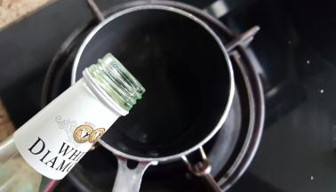 13．烤蛋糕的时候，我们可以制作糖水，将砂糖和水放在火上煮开后，关火加入白色朗姆酒，搅拌均匀放置一旁备用。