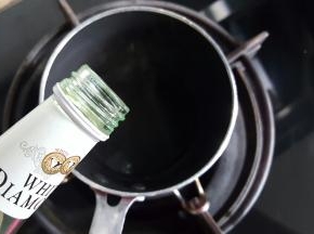 13．烤蛋糕的时候，我们可以制作糖水，将砂糖和水放在火上煮开后，关火加入白色朗姆酒，搅拌均匀放置一旁备用。