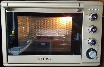 12．放入预热好的烤箱中，上火180度下火185度，中下层烤45分钟。