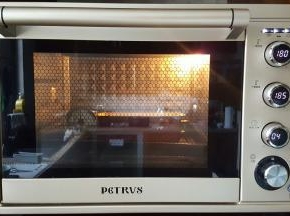 12．放入预热好的烤箱中，上火180度下火185度，中下层烤45分钟。