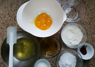 1. 蛋清蛋黄分开,蛋清中无油无水无蛋黄.