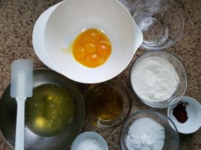 1. 蛋清蛋黄分开,蛋清中无油无水无蛋黄.