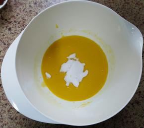 2. 橄榄油与牛奶混合搅匀，加入蛋黄和细砂糖A拌匀.