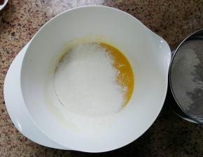 3. 蛋黄糊中筛入粉类.