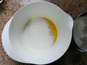 3. 蛋黄糊中筛入粉类.
