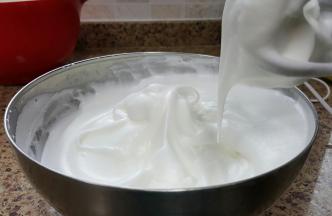 4. 蛋清中加几滴白醋打发，分三次加入细砂糖B，打至九分发即可,提起打蛋器头有大弯勾。