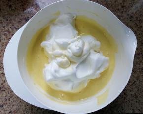 5. 打发的蛋清分二次与蛋黄糊拌匀。