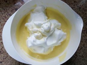 5. 打发的蛋清分二次与蛋黄糊拌匀。