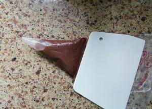 6. 取一勺可可粉再取一勺面糊搅匀，装入裱花袋。