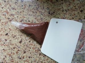 6. 取一勺可可粉再取一勺面糊搅匀，装入裱花袋。