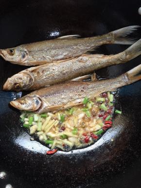 把多余的油倒掉，留少许底油，放入生姜，花椒，蒜瓣，干辣椒，葱段小火炸出香味儿！