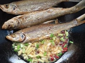 把多余的油倒掉，留少许底油，放入生姜，花椒，蒜瓣，干辣椒，葱段小火炸出香味儿！