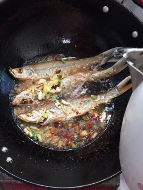 加入适量的开水！（水不要太多，刚好淹没住鱼即可！）