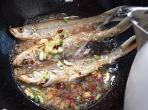 加入适量的开水！（水不要太多，刚好淹没住鱼即可！）