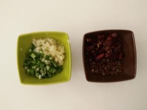 红辣椒切段、葱蒜切末。