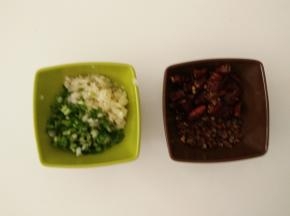 红辣椒切段、葱蒜切末。