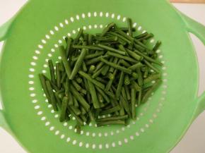 长豆角洗净择成小段。