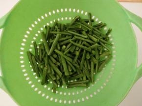 长豆角洗净择成小段。