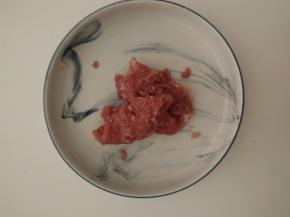 瘦猪肉剁成末。