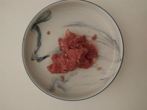 瘦猪肉剁成末。