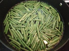 锅里加适量清水烧开，放少许盐，放入豆角焯至颜色变深捞出。