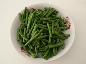 炒至豆角表面起皱，微焦黄时盛出。