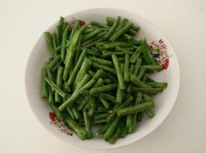 炒至豆角表面起皱，微焦黄时盛出。