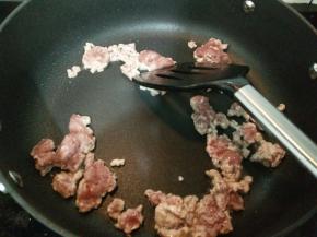 锅里放少许油，放入肉末煸炒至变色。