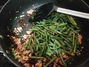 加入豆角翻炒均匀。