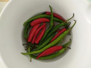 青红辣椒用盐水浸泡5分钟后洗净。