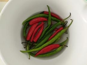 青红辣椒用盐水浸泡5分钟后洗净。