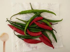 用厨房纸巾吸去辣椒上的水分。