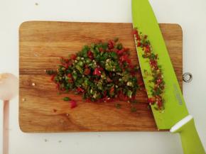 再剁成末，放入碗里备用。