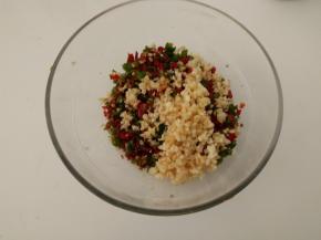 蒜末放入盛有辣椒末的碗里。